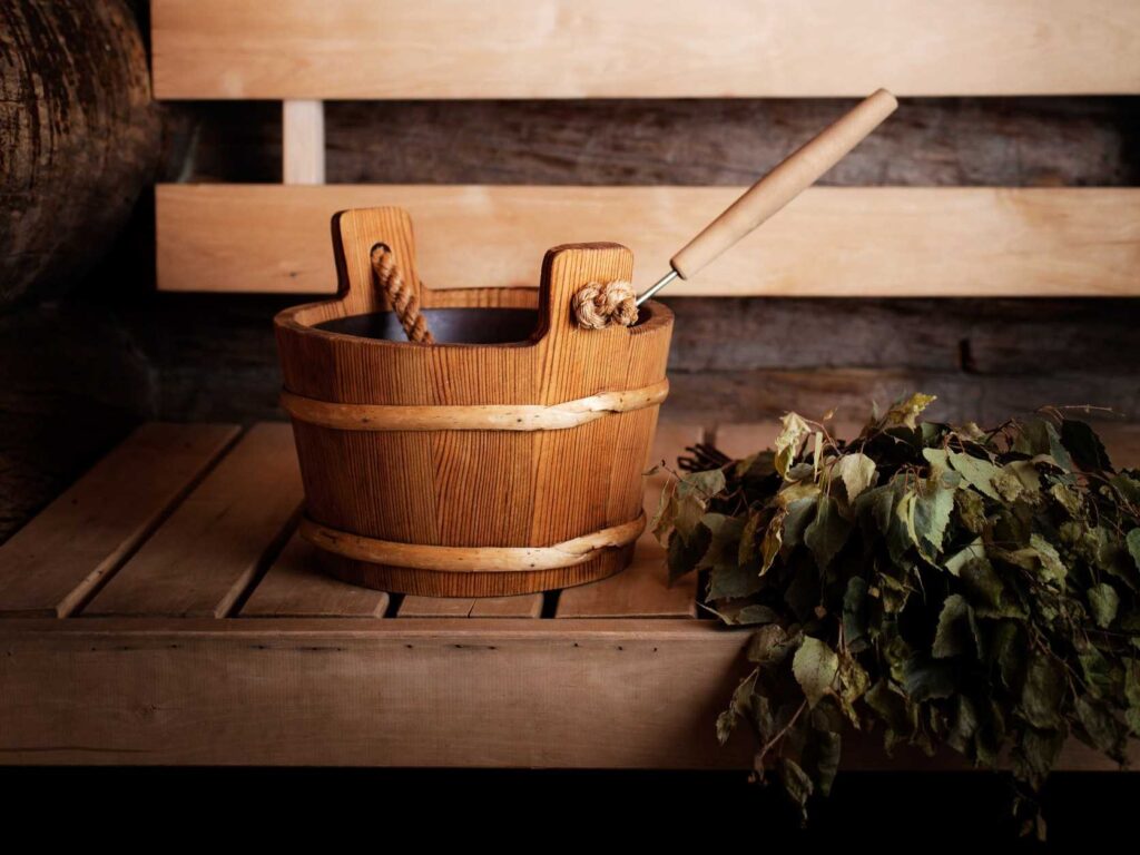 saunakiulu ja vihta lauteilla